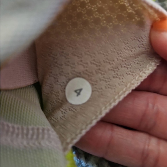 Lululemon sports bra (size 4) - Picture 4 of 4